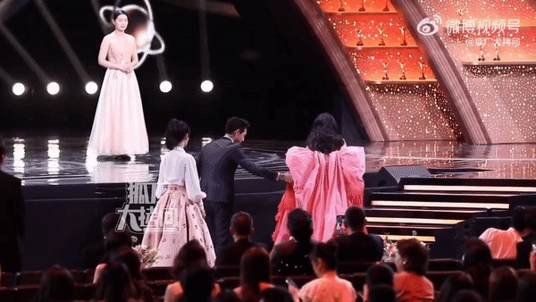 Dương Tử, Địch Lệ Nhiệt Ba và Lý Hiện cũng từng mất mấy phút để nhường nhau xem ai đi trước trong Đêm hội Weibo.