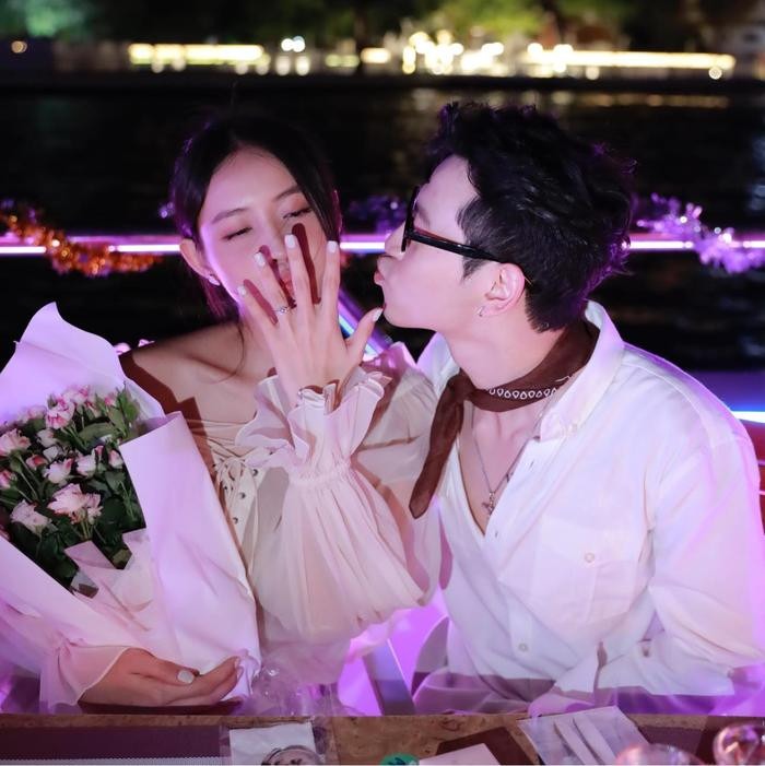 Trương Mỹ Nhân khoe nhẫn kim cương được cầu hôn sau 5 năm yêu nhau