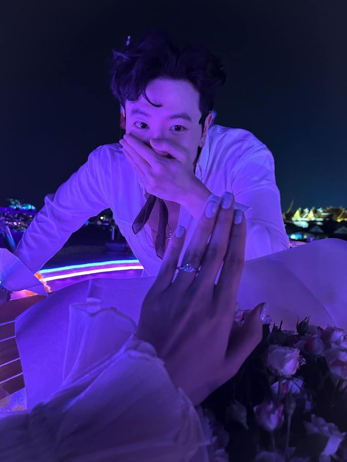 Tối ngày 18/5, Trương Mỹ Nhân thông báo được Phí Ngọc Hưng cầu hôn