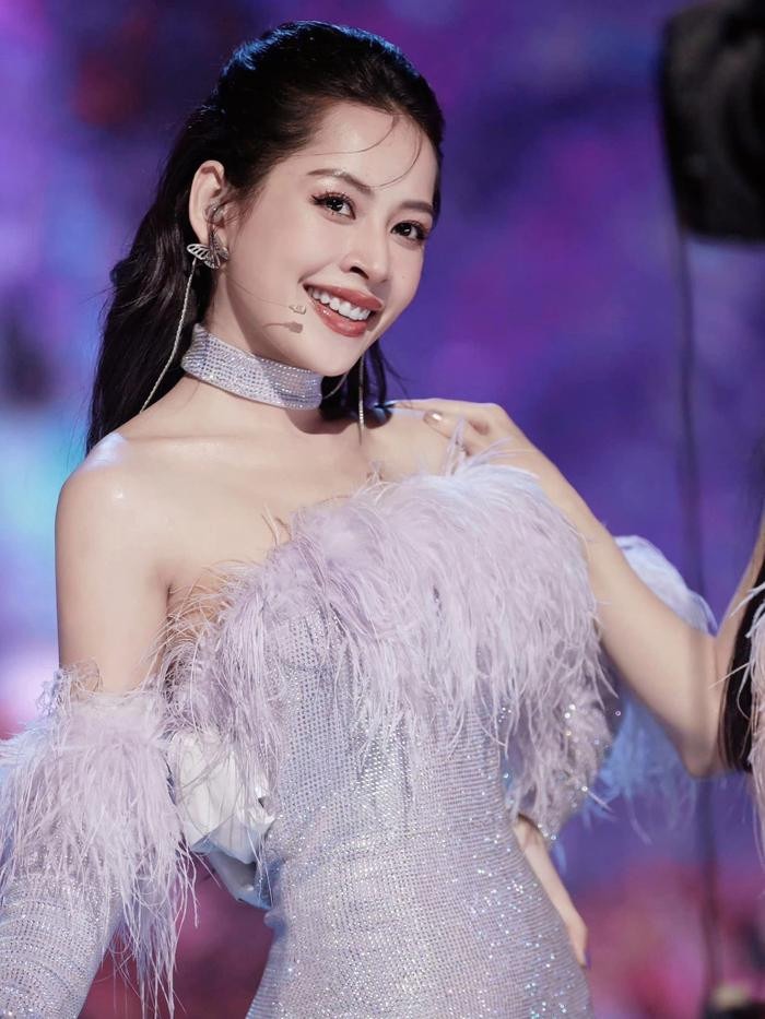 Tuy nhiên, những ngày qua Chi Pu vướng nghi vấn sử dụng See Tình để biểu diễn nhưng chưa xin phép Hoàng Thuỳ Linh