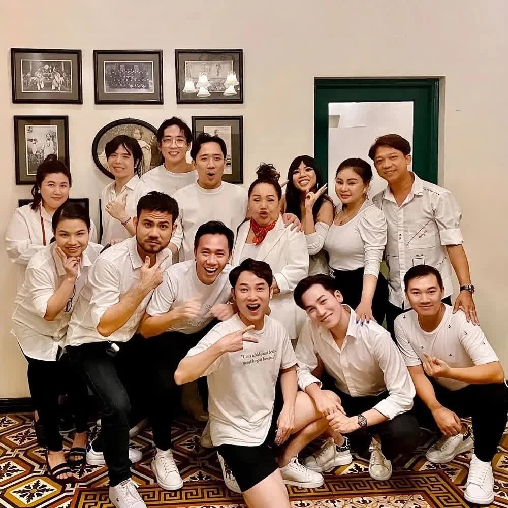 Theo đó, trong các chuyến đi chơi hay du lịch cùng nhau, Trấn Thành đề ra quy định các thành viên phải mặc đúng dresscode. Những bức ảnh sống ảo xịn xò một phần là do những bộ trang phục đồng bộ, cùng tông màu với nhau.