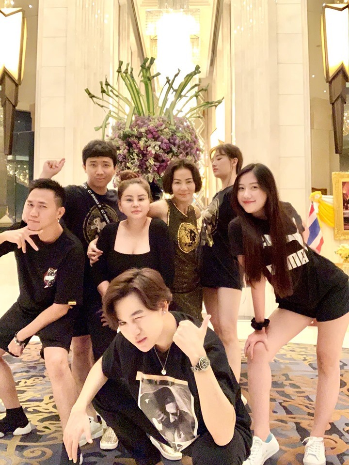 Hari Won còn tiết lộ cô sẽ là người đứng ra thanh toán mỗi khi cả nhóm đi cùng nhau. Và sau đó sẽ là người đích thân thu tiền mỗi thành viên sau khi kết thúc buổi đi chơi. Việc các nghệ sĩ chia tiền khi đi chơi cùng nhau khiến dân tình tán thành vì cho rằng đây chính là một trong các quy tắc để duy trì mối quan hệ lâu dài.