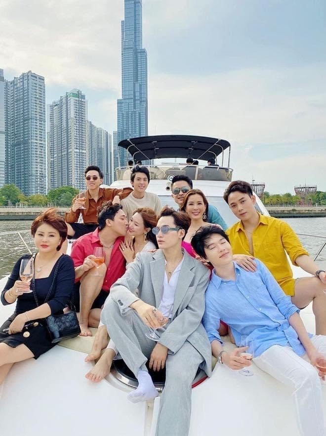 Khi bất kỳ thành viên nào trong nhóm có dự án mới, những người còn lại đều ủng hộ, sẵn sàng quảng bá 