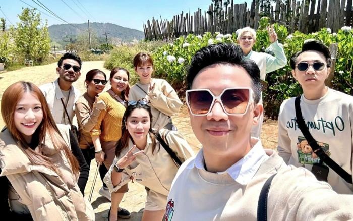 Gần đây, nhiều thông tin cho rằng hội bạn thân của Trấn Thành đã giảm bớt thành viên khi BB Trấn, Hải Triều hay Trúc Nhân ít góp mặt như trước. Thậm chí, Trúc Nhân còn không tham gia tiệc sinh nhật của nam MC đình đám, khiến tin đồn cả 2 