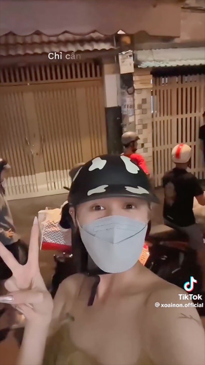 Xoài Non trong chuyến đi phát đồ ăn cho các hoàn cảnh khó khăn.