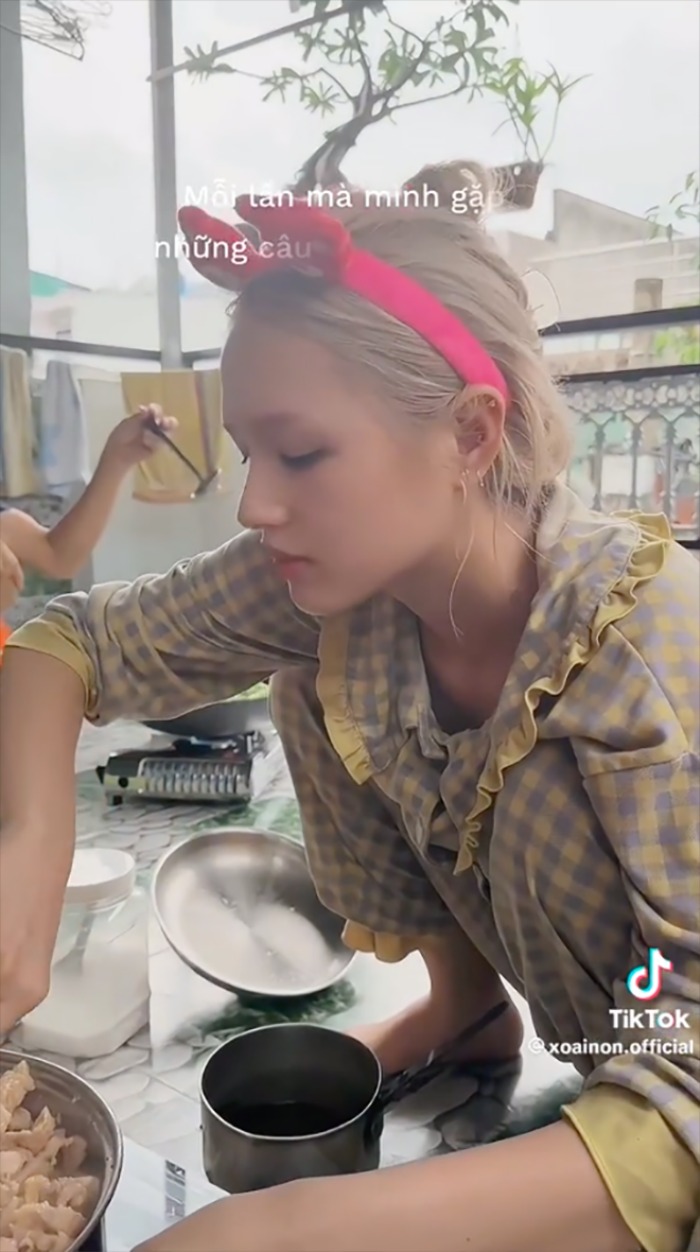 Xoài Non chia sẻ những khoảnh khắc cùng nhau nấu ăn với bạn bè để gửi đến các hoàn cảnh khó khăn.