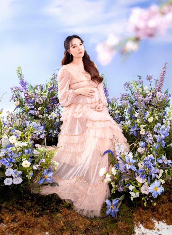 Suốt hành trình mang thai, Đàm Thu Trang khiến dân tình ngưỡng mộ vì visual vẫn xinh đẹp và rạng rỡ 