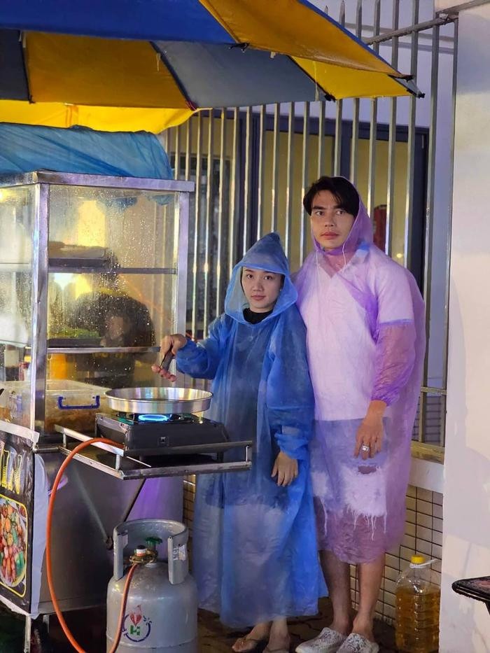 Sau khi hoàn thành công việc, Lê Dương Bảo Lâm cũng đã về nhà phụ giúp bà xã