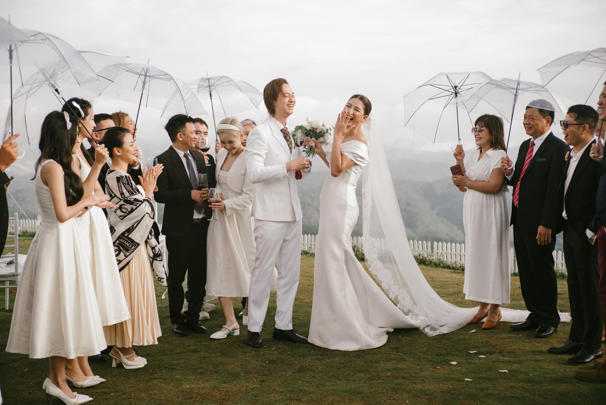  thuê người dự tiệc vì đám cưới vắng hoe.