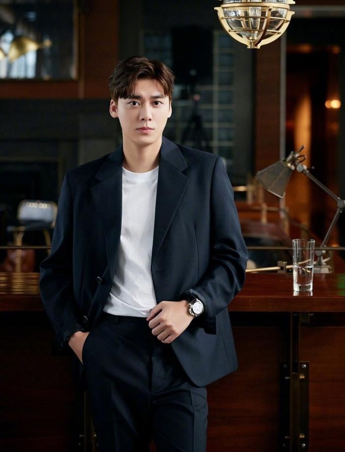 Lý Dịch Phong bị đóng băng 2 triệu cổ phiếu. (Ảnh tổng hợp)