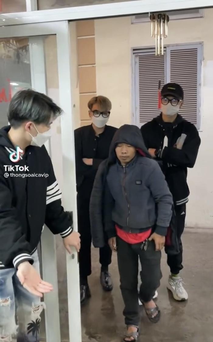 Thông Soái Ca trước đó thường hay đăng tải các video có nhiều người săn đón, có nhiều người hộ tống...