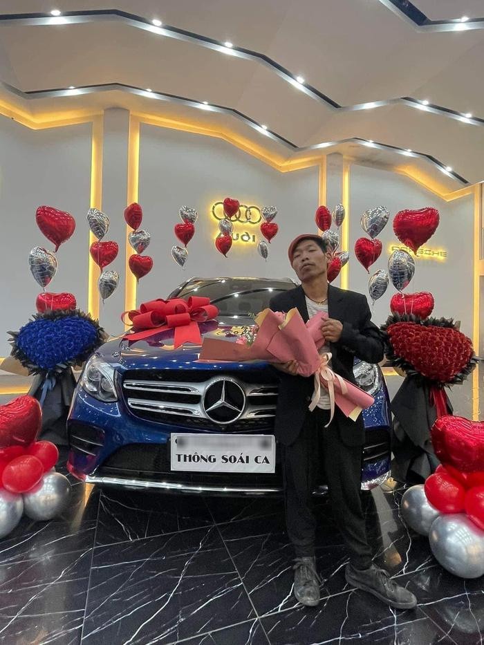 Thi thoảng, anh còn khiến dân tình trầm trồ khi khoe độ giàu có của mình..