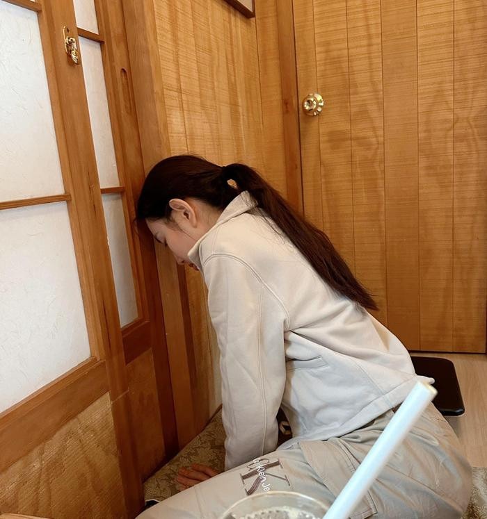 Nàng Hậu còn gục đầu vào vách, thể hiện sự lo âu trong thời gian phiên tòa được diễn ra tại Việt Nam.