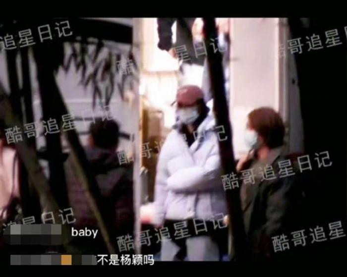 Angelababy được cho cùng tình mới đi ăn. Cả hai còn vướng tin đồn sống chung một nhà. (Ảnh: Sohu)