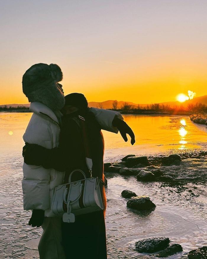 Không còn úp mở, Binz và Châu Bùi đã thoải mái khi chia sẻ chuyện yêu đương với người hâm mộ. Thời gian gần đây, cặp đôi cũng để lộ loạt 