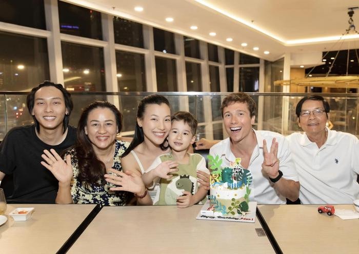 Nhân ngày 1/6, Hoàng Oanh và chồng cũ hội ngộ cùng nhau tổ chức buổi tiệc hoành tráng cho quý tử.