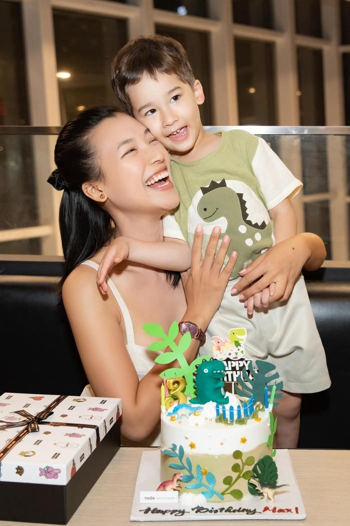 Trộm vía, con trai Hoàng Oanh lớn nhanh trông thấy.