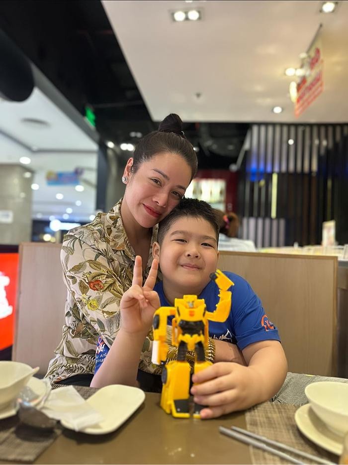 Nhật Kim Anh cho biết mỗi tuần cô đều dành thời gian xuống Cần Thơ để thăm con, thậm chí có tuần cô còn xuống hai lần, chỉ là Nhật Kim Anh không chia sẻ lên mạng xã hội.