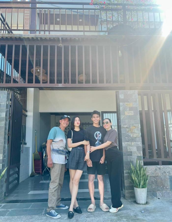 Tiểu Vy mạnh tay tặng gia đình căn nhà mới sau 5 năm hoạt động nghệ thuật chăm chỉ. (Ảnh: FBNV)