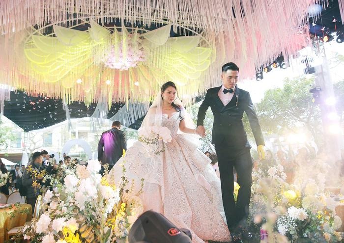 Lễ cưới của trung vệ Bùi Tiến Dũng và Nguyễn Khánh Linh.