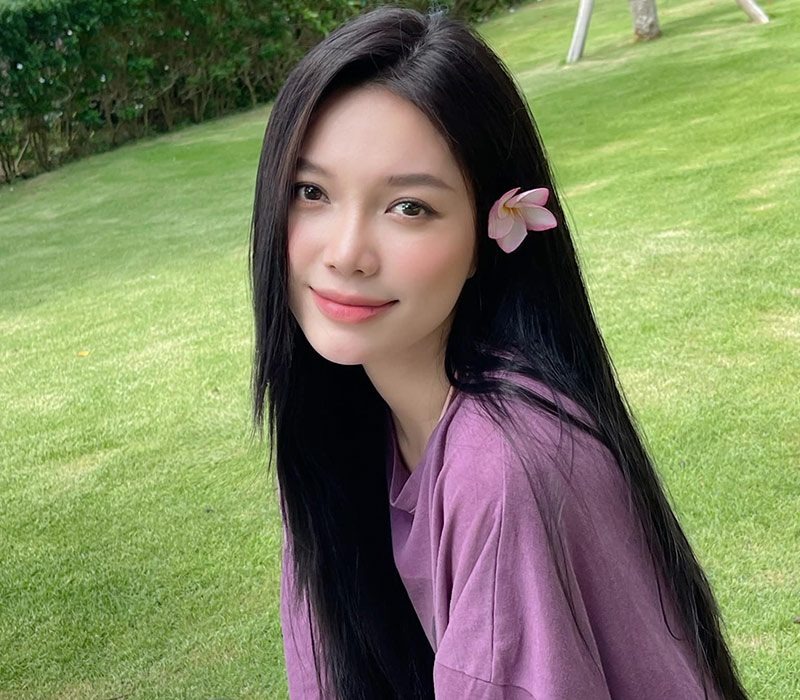 Banni Trân Phạm sinh năm 1998, là một hot girl mới của mạng xã hội Việt, cô hiện làm mẫu ảnh và KOL cho các nhãn hàng.