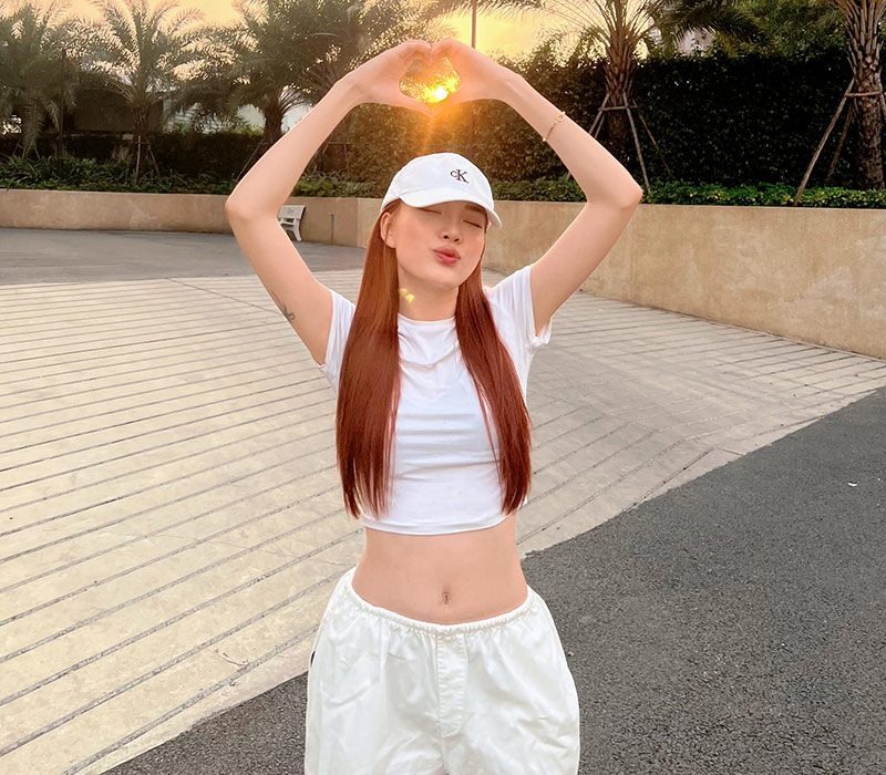 Nàng hot girl này còn có rất nhiều tài lẻ như biết nấu ăn, cắm hoa, thêu thùa may vá... nhưng cá tính lại cực kỳ độc lập, mạnh mẽ.