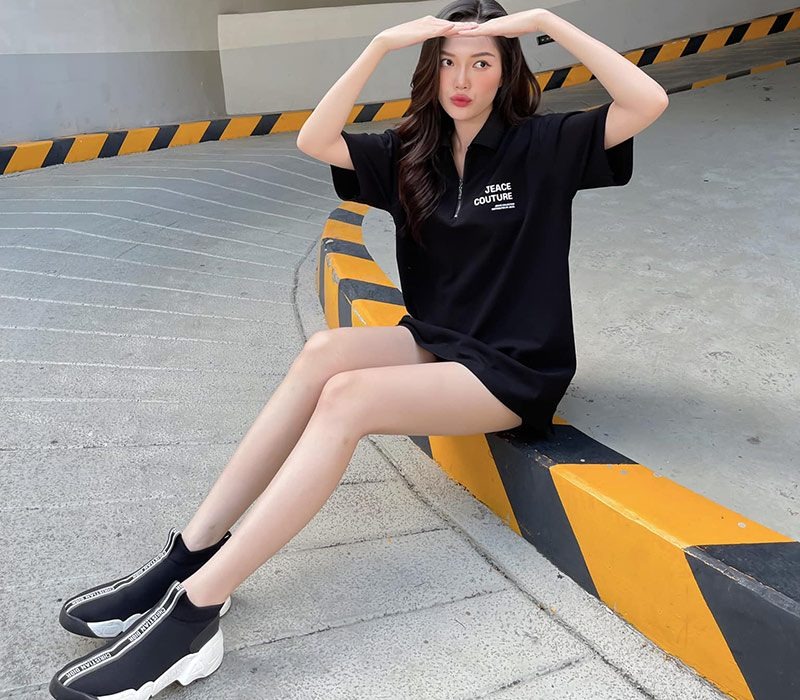 Banni Phạm tự tin khoe khéo đôi chân thon dài, săn chắc không tì vết vớ mốt giấu quần phối cùng giày thể thao. 