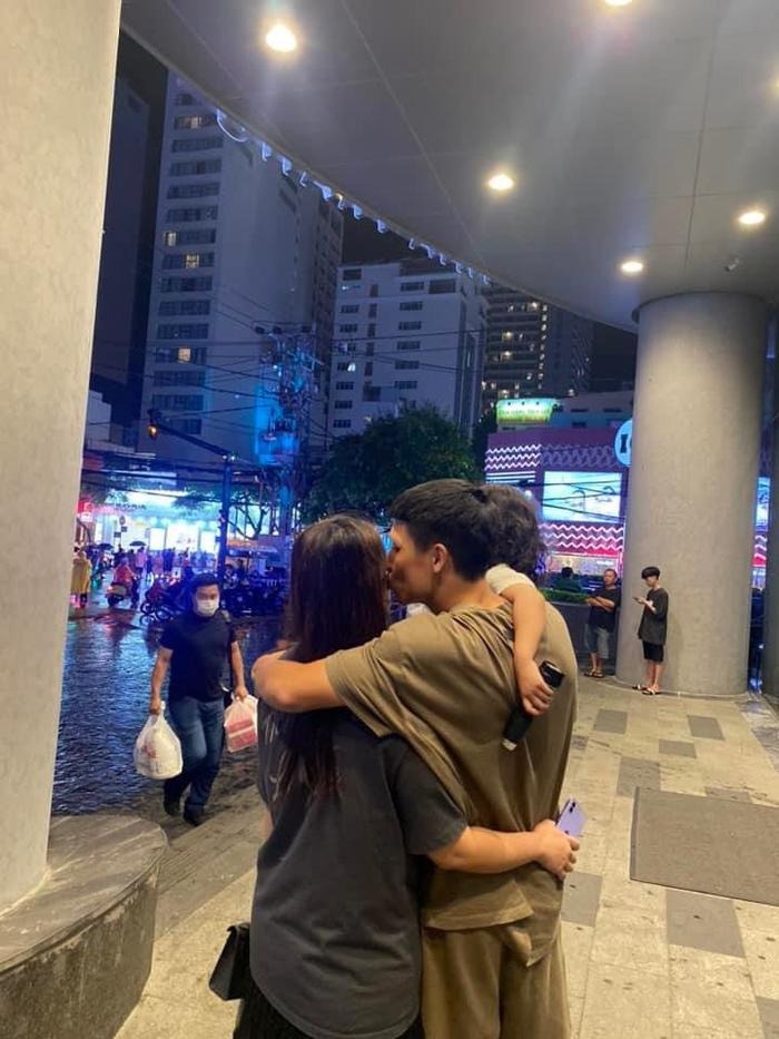 Bùi Tiến Dũng công khai ôm và hun vợ, hành động này cũng chứng tỏ mối quan hệ của cả hai vẫn đang tốt đẹp (Nguồn: Tổng hợp)