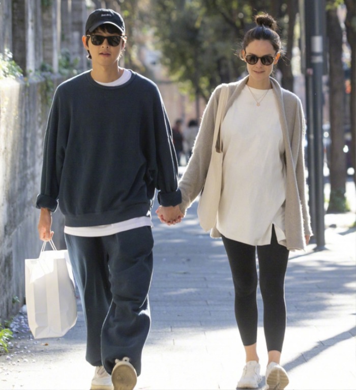 Trước đó vợ chồng Song Joong Ki từng lọt vào ống kính của cánh ký giả khi có mặt ở thành phố Rome (nước Ý). Nam diễn viên vẫn giữ thói quen nắm chặt tay vợ trong lúc dạo phố