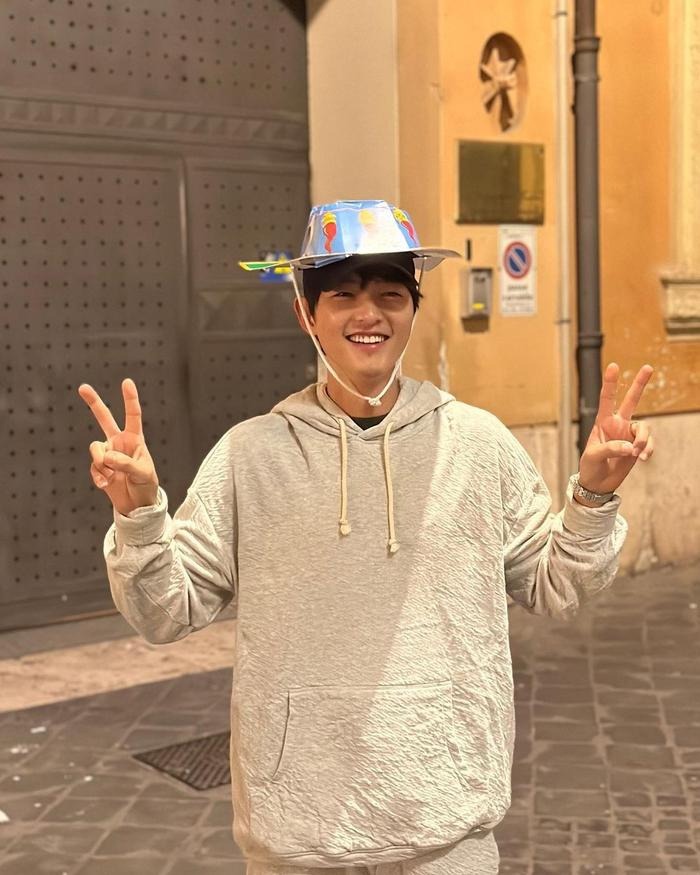 Kể từ khi công khai việc có vợ và chuẩn bị đón con đầu lòng, Song Joong Ki được nhiều khán giả nhận xét ngày càng trẻ trung, tràn đầy năng lượng hơn so với trước đây