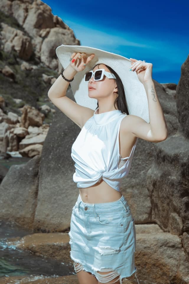 Ở ngưỡng tuổi U55, Cát Phượng vẫn tự tin chọn cách trang điểm trẻ trung, nổi bật hay diện trang phục 