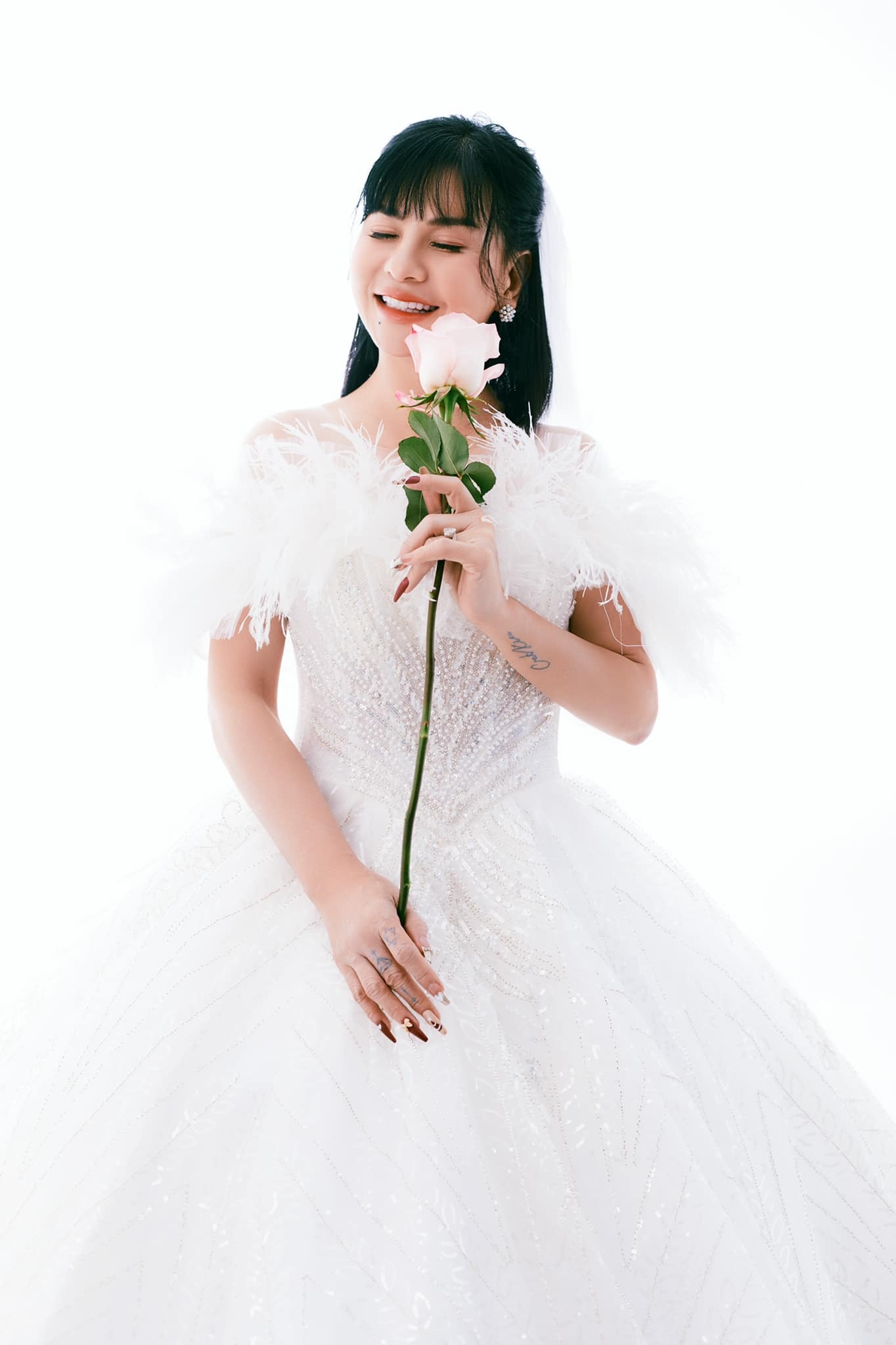 Nói về sự thay đổi này, cô viết: “Đôi khi cũng phải thay đổi chút để ít nhất chính mình không thấy mình nhàm chán