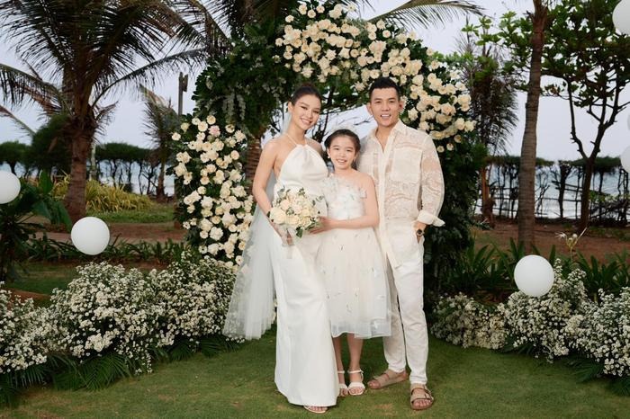 Phương Trinh Jolie có cô con gái riêng tên Mia trước khi kết hôn với Lý Bình. Theo tiết lộ, nhóc tỳ có mối quan hệ vô cùng thân thiết và gọi Lý Bình là 