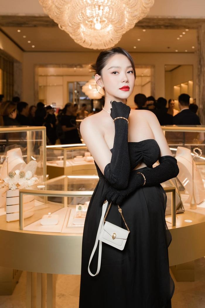 Dù bụng bầu đã vượt mặt, thế nhưng nữ ca sĩ vẫn giữ được diện mạo tươi tắn và rạng rỡ