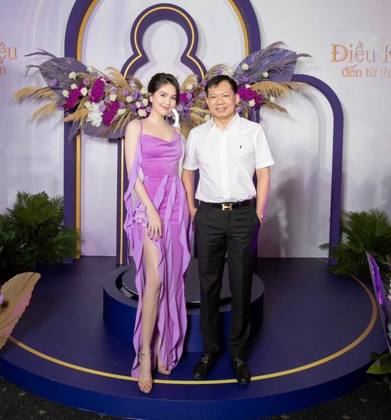 Cả 2 vô cùng thân thiết khiến dân tình tò mò.