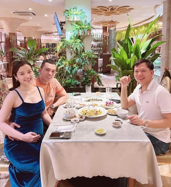 Bác sĩ Thịnh có mối quan hệ thân thiết với showbiz Việt.