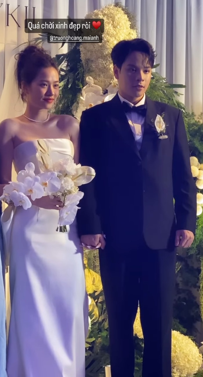 Cặp đôi xuất hiện rạng rỡ, tươi tắn cùng nhau. Sau nhiều năm hẹn hò và có với nhau 1 nhóc tỳ 2 tuổi, cả hai mới tổ chức đám cưới