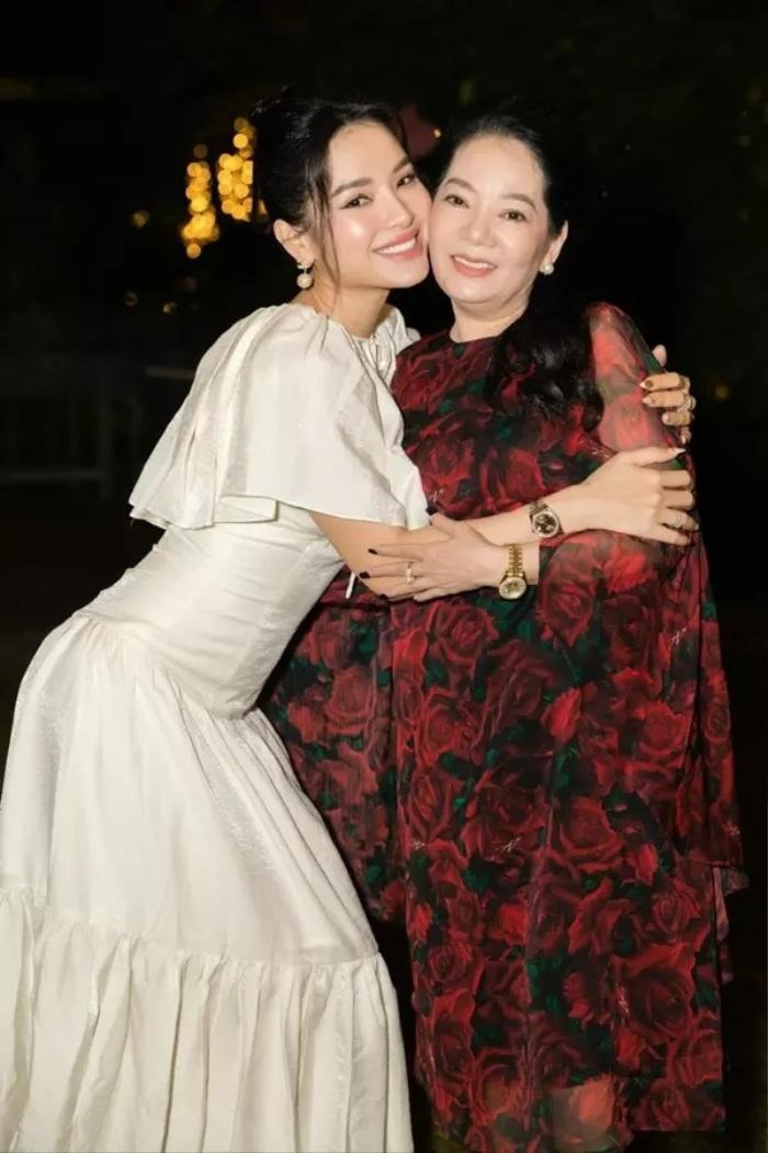 Phương Trinh Jolie cho biết mẹ chồng rất ủng hộ style thời trang cũng như sự phóng khoáng của cô.