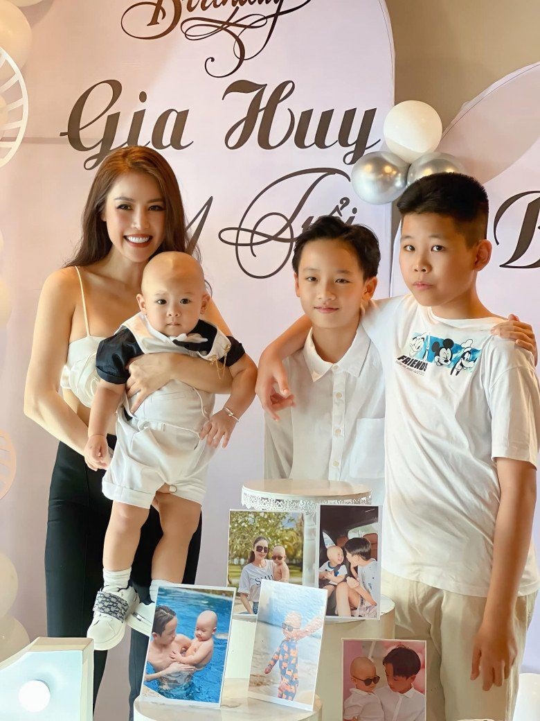 Quế Vân có tổng cộng 3 người con trai, 2 bé đầu là con chung với chồng cũ, bé út là con chung với bạn trai cũ.