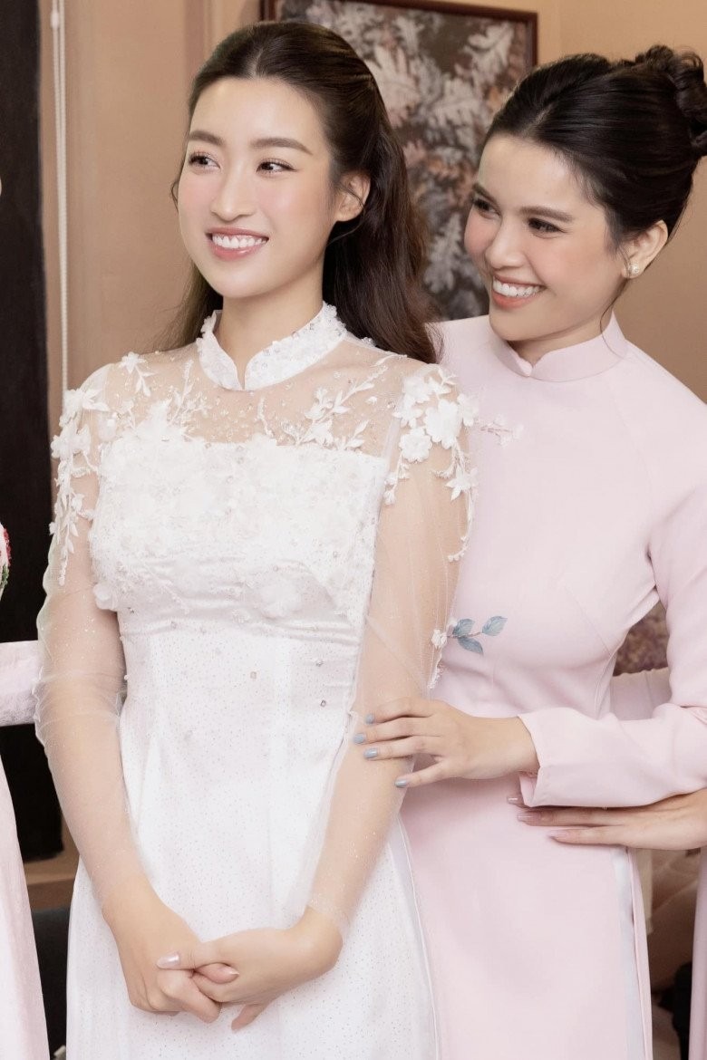 Trong đám cưới của Đỗ Mỹ Linh, Diệu Thuỳ là dâu phụ. Cô nàng xuất hiện xinh đẹp, nền nã và sang trọng để đồng hành cùng cô bạn thân trong ngày quan trọng nhất đời con gái.