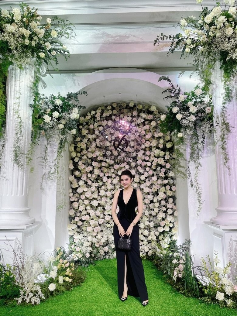 Diệu Thuỳ mặc đầm xẻ tà tinh giản mang sắc đen thời thượng đến dự đám cưới cổ tích của Mỹ Linh.