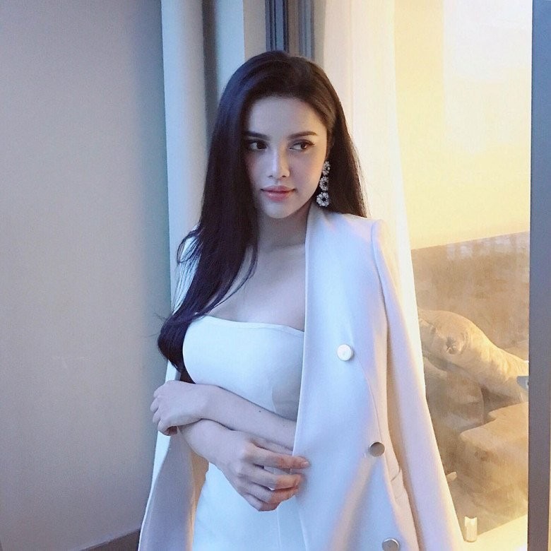 Diệu Thuỳ có vẻ đẹp ngọt ngào, nền nã nhưng cũng đầy quyến rũ theo cách riêng của cô.