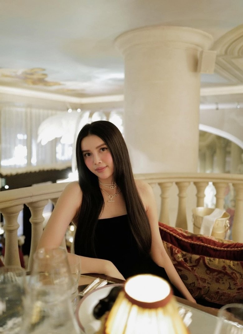 Vẻ đẹp ngọt ngào, tươi trẻ và đậm chất nàng thơ giúp Diệu Thuỳ được nhiều người hâm mộ nhớ đến.