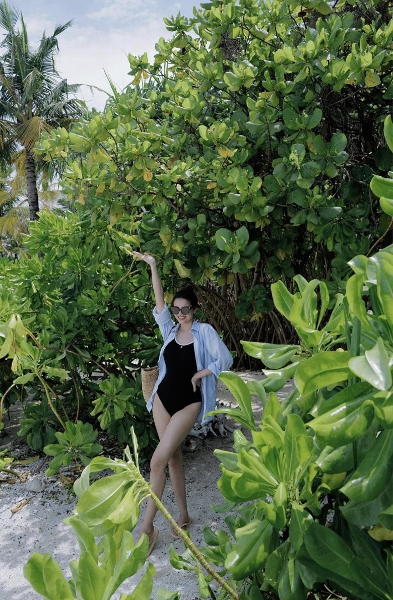 Vóc dáng nuột nà và đẫy đà được Diệu Thuỳ giữ vững phong độ dù không hoạt động trong showbiz như trước.