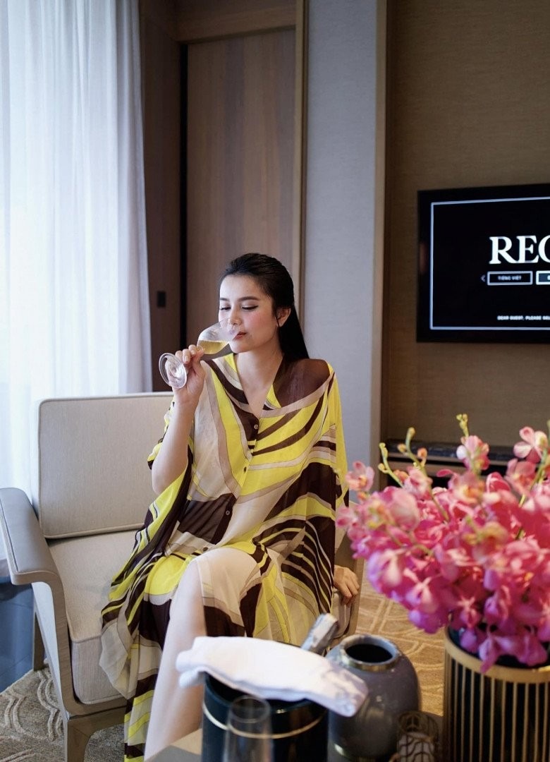 Diệu Thuỳ thường có những chuyến đi hạng sang vòng quanh thế giới, cô kín tiếng về chuyện đời tư.