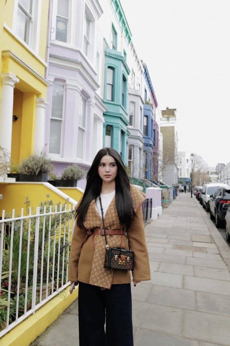 Vẻ đẹp ngọt ngào cùng phong cách thời trang sang chảnh giúp Diệu Thuỳ nhận được nhiều lời khen có cánh.