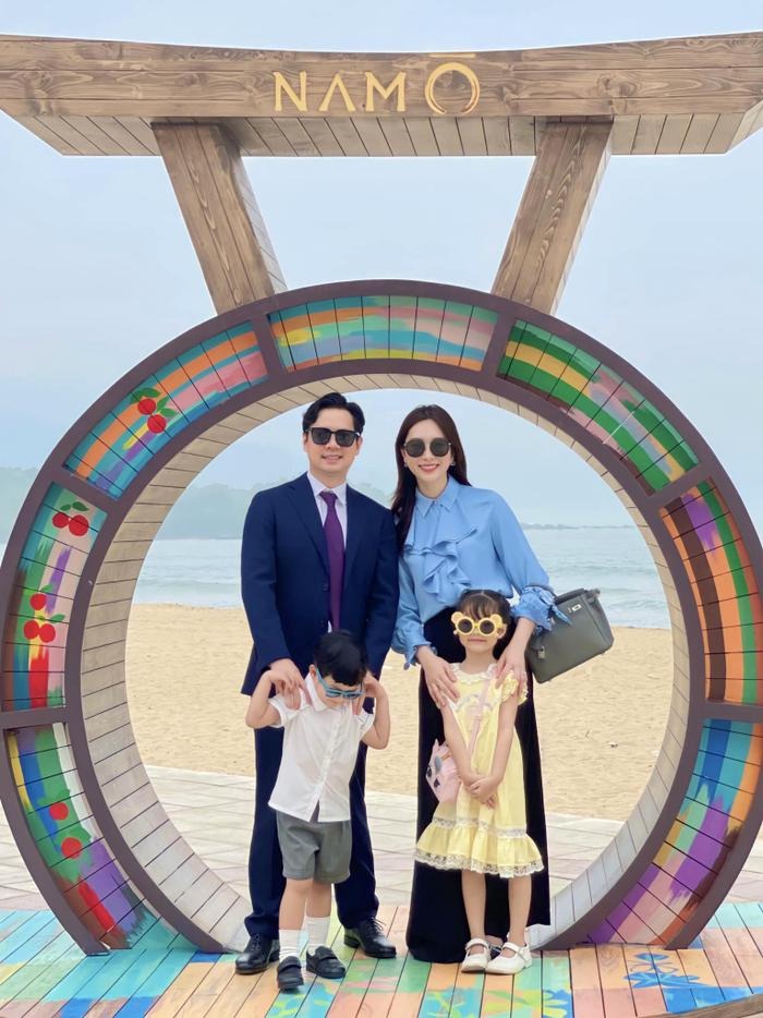 Sau 6 năm chung sống, vợ chồng Đặng Thu Thảo đã có hai con. Nhiều người nhận xét dù đã trải qua hai lần sinh nở nhưng nàng hậu vẫn giữ được vẻ bề ngoài xinh đẹp, cuốn hút giống như thời điểm mới bắt đầu bước vào showbiz