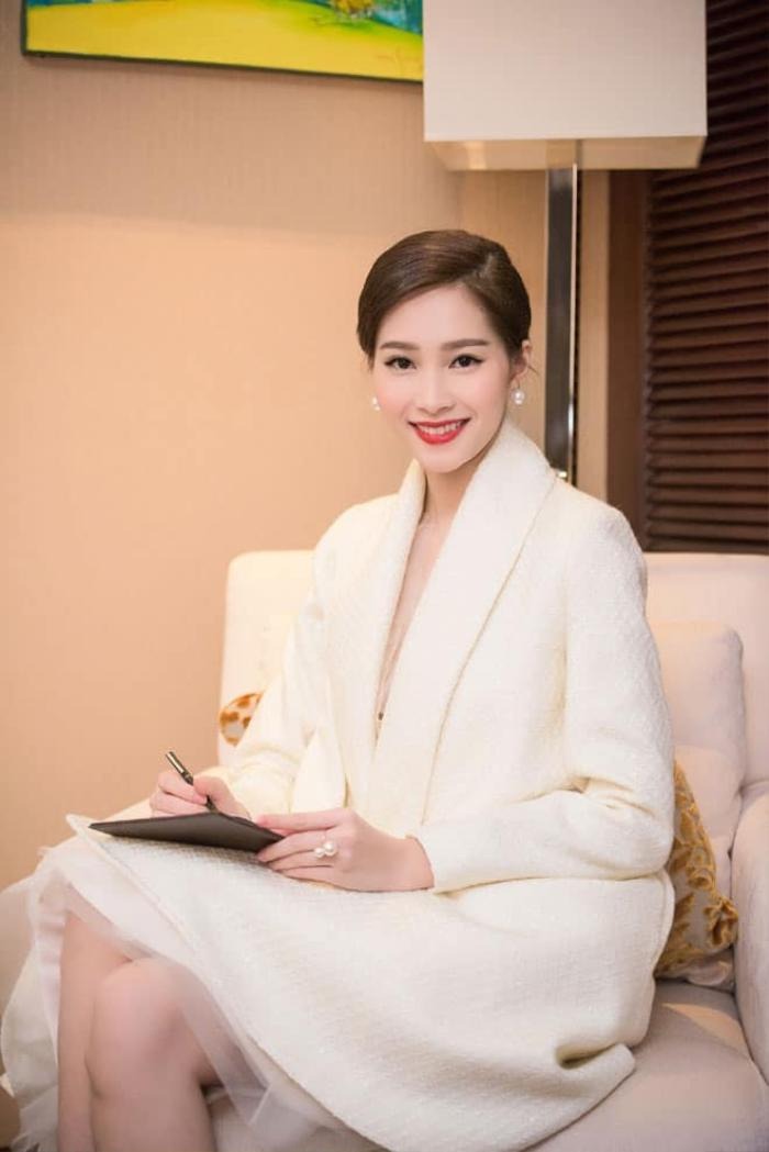 Đặng Thu Thảo đã lựa chọn trang phục màu trắng trong chuyến đi Hà Nội cách đây nhiều năm về trước