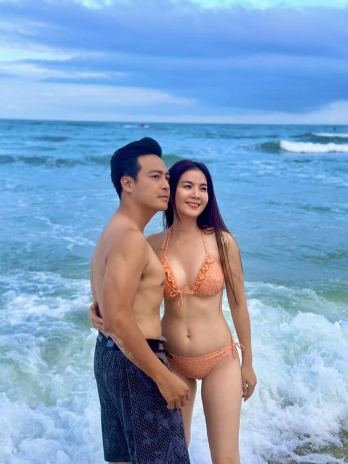 Khi đứng chung một khung hình với Kha Ly, Thanh Duy cũng khéo khoe thân hình cơ bắp cuồn cuộn đáng ngưỡng mộ