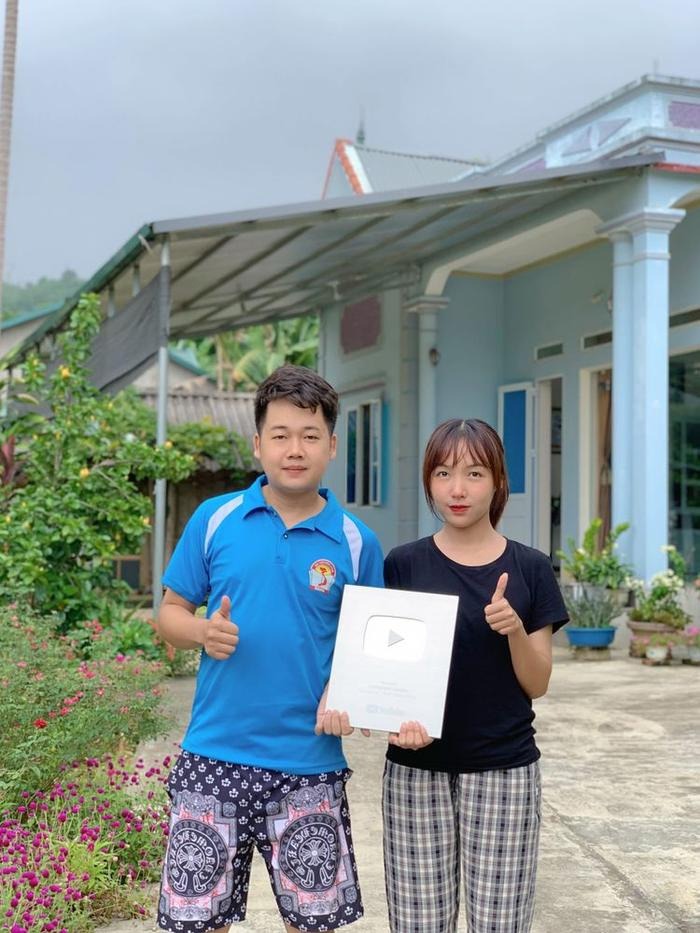 Cặp đôi TikToker Chu Tiểu Han - Lương Mạnh Cường nhận nút bạc YouTube